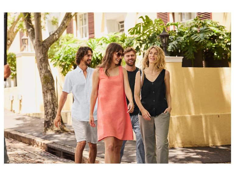 Sommerkleider, Hemden und lässige Hosen, getragen von Freunden beim Spaziergang.