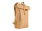 Ein brauner Canvas-Rucksack mit Lederklappe.
