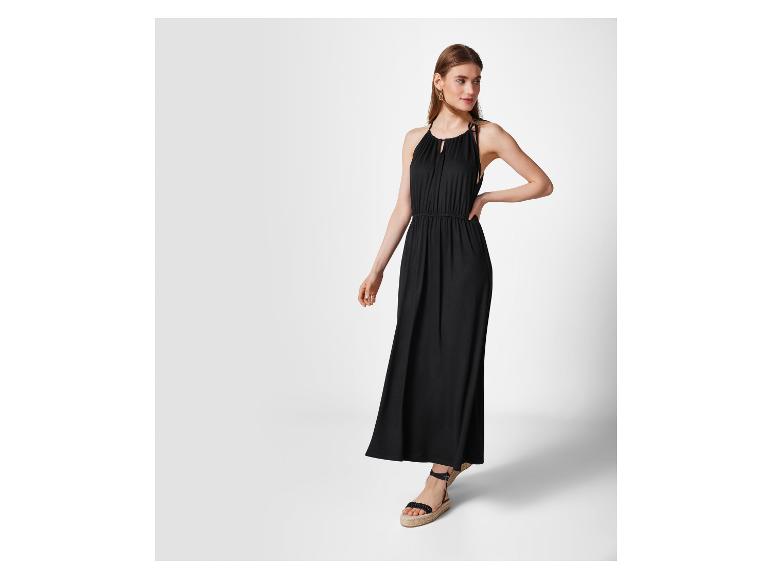 Schwarzes Maxikleid und flache Sandalen: elegante Sommermode.