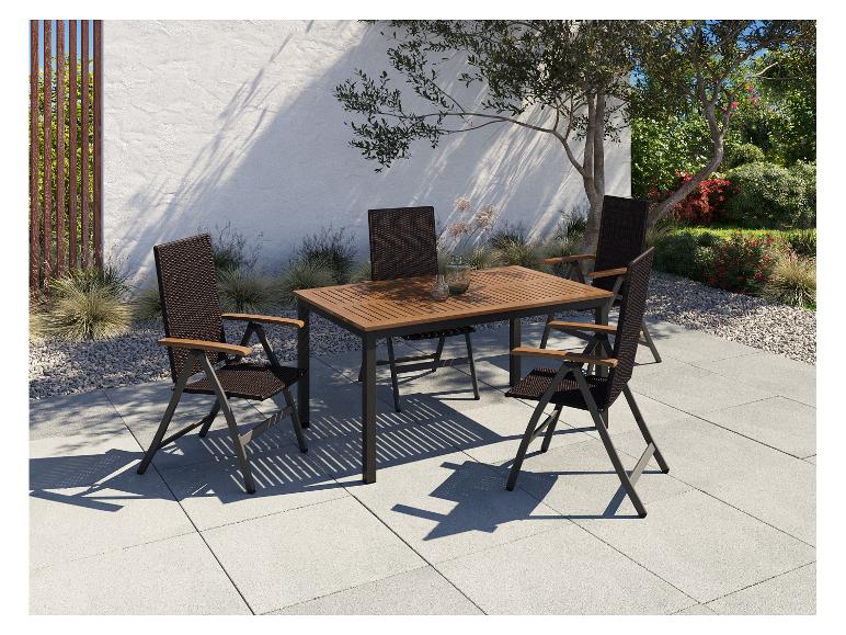 Gartenmöbel-Set mit Holztisch und vier Stühlen auf einer Terrasse.