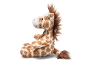 Weiches Plüsch-Giraffenspielzeug in sitzender Position auf weißem Hintergrund.
