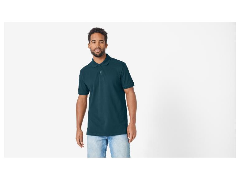Marineblaues Poloshirt und Jeans für Herren.