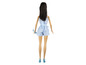 Eine Barbiepuppe mit einem blau-gestreiften Kleid, blauen Schuhen und einer Sonnenbrille