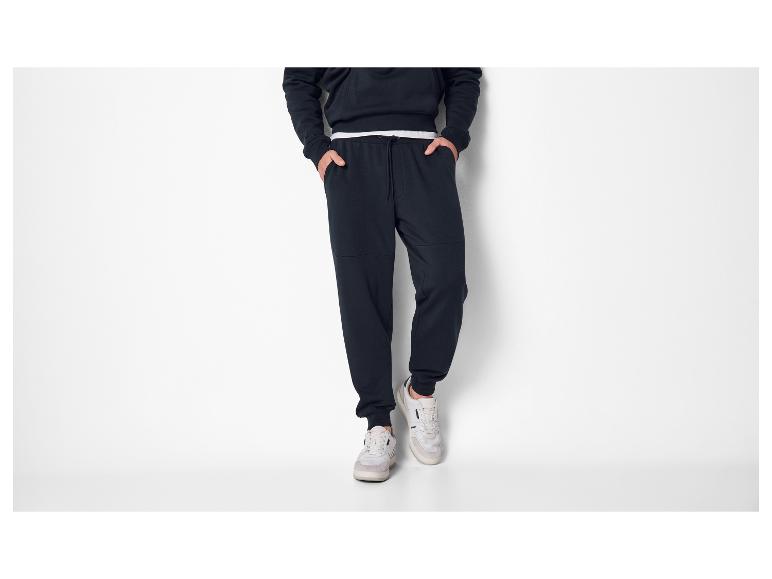 Mann in dunkelblauem Hoodie und Jogginghose