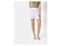 Weiße Shorts und High Heels für Damen.