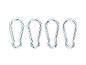 Vier silberne Karabinerhaken auf weißem Hintergrund.
