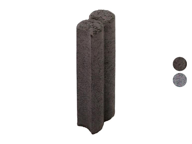 Zwei anthrazitfarbene Gartenrandsteine aus recyceltem Gummi.