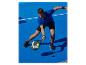 Mann in Sportkleidung spielt Padel auf einem blauen Platz.