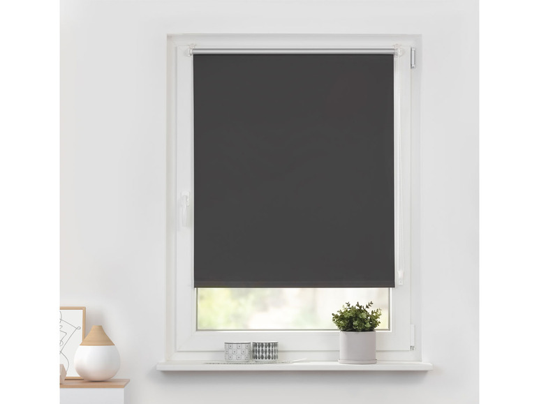 Ein dunkelgraues Rollo an einem weißen Fenster