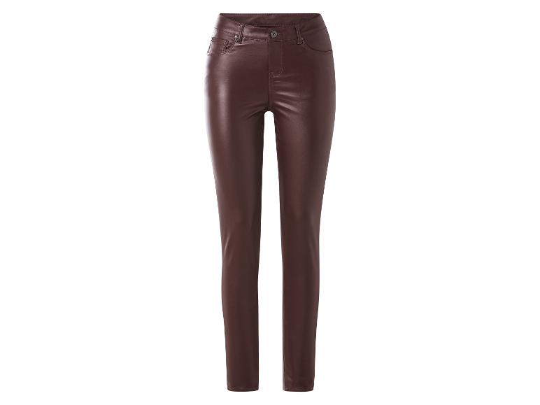 Braune, schmale Kunstlederhose mit Taschen und Knopfverschluss.
