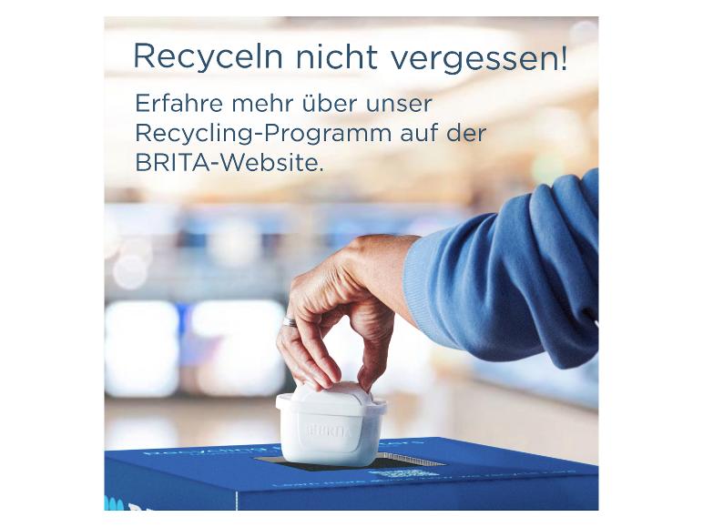 Hand legt Wasserfilter in eine Recyclingbox, mit Text über ein Recyclingprogramm.