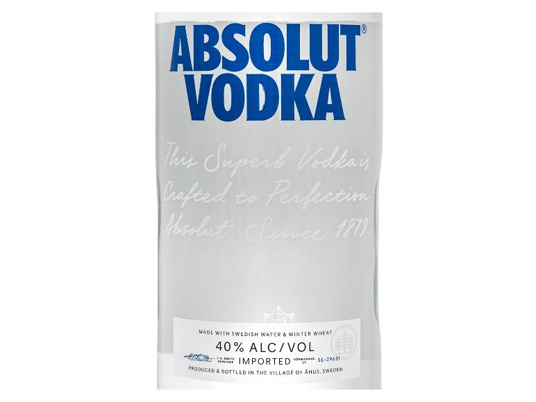 Wodkaflasche mit dem Text „ABSOLUT VODKA Dieser hervorragende Wodka ist perfektioniert Absolut seit 1879“