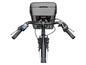Lenker eines E-Bikes mit Korb und Display.