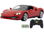 Rotes ferngesteuertes Spielzeugauto mit Fernbedienung und Batterien.