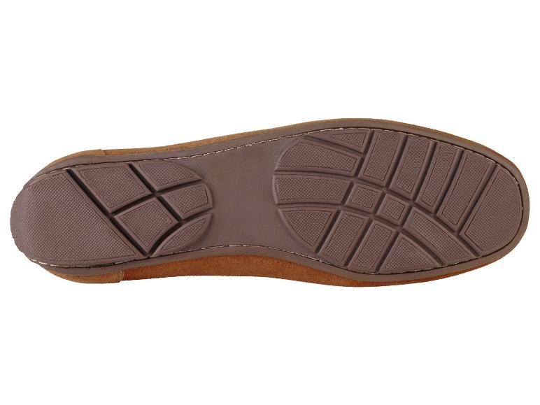 Die Sohle eines braunen Wildlederschuhs