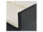 Eine schwarze Loungeset aus Rattan mit weißen Kissen.
