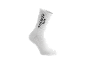 Weißer Sportsocke mit schwarzem Schriftzug auf schwarzem Hintergrund.