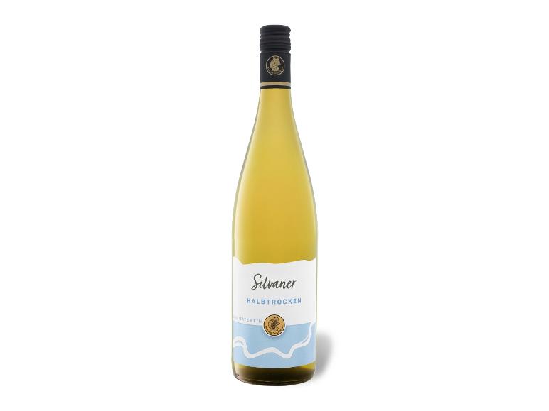 Silvaner Halbtrocken Weißweinflasche mit blauem und goldenem Etikett