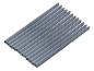 Eine Reihe grauer, rechteckiger Aluminiumprofile mit hohlem quadratischem Querschnitt.
