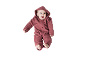 Baby in rotem Kapuzenoverall, lächelnd und zur Seite schauend.
