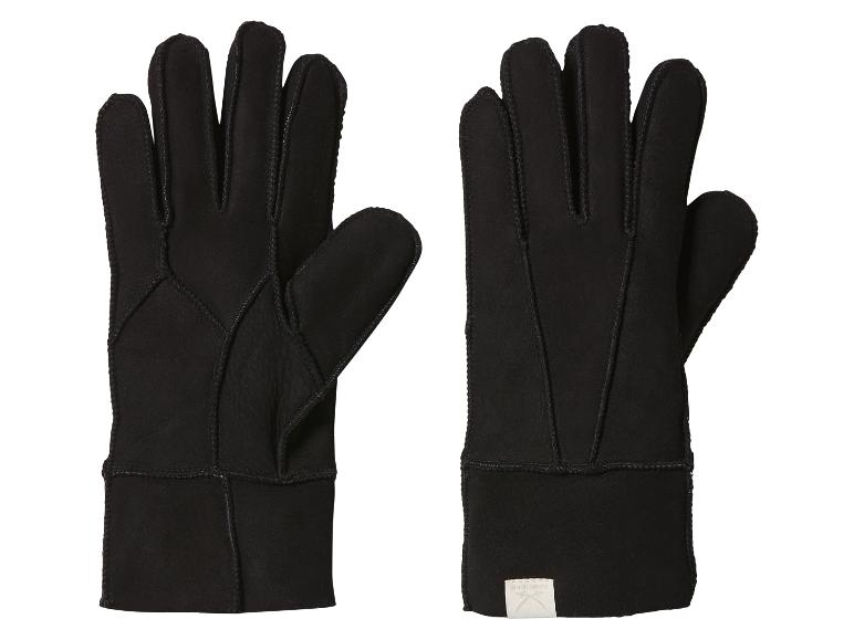 Ein Paar schwarze Schaffellhandschuhe mit sichtbaren Nähten