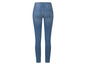 Eine blaue Damen-Skinny-Jeans.