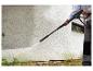 Eine Person reinigt mit einem Parkside Hochdruckreiniger eine strukturierte Wand.