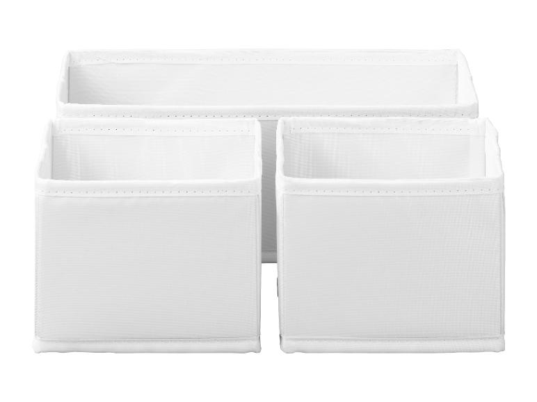 Weiße Stoffaufbewahrungsboxen.