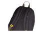 Schwarzer Rucksack mit gepolsterten Trägern und Tragegriff, mit gelbem Logo.