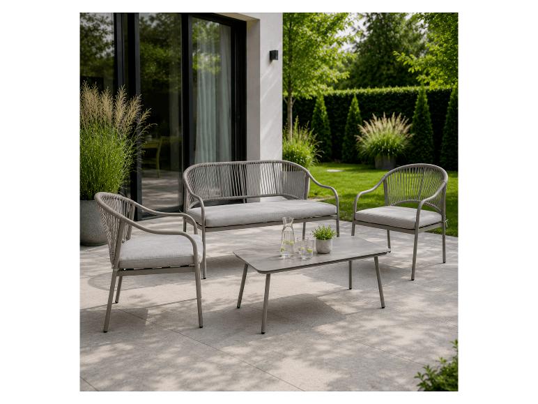 Graue Lounge-Garnitur mit Sofa, zwei Stühlen und Couchtisch auf einer Terrasse.