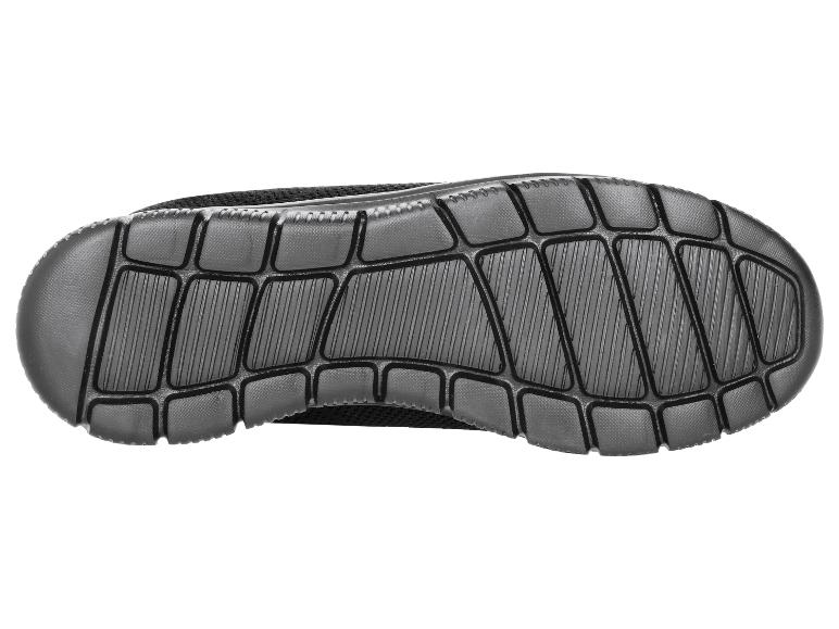 Sohle eines schwarzen Sportschuhs mit strukturiertem Muster