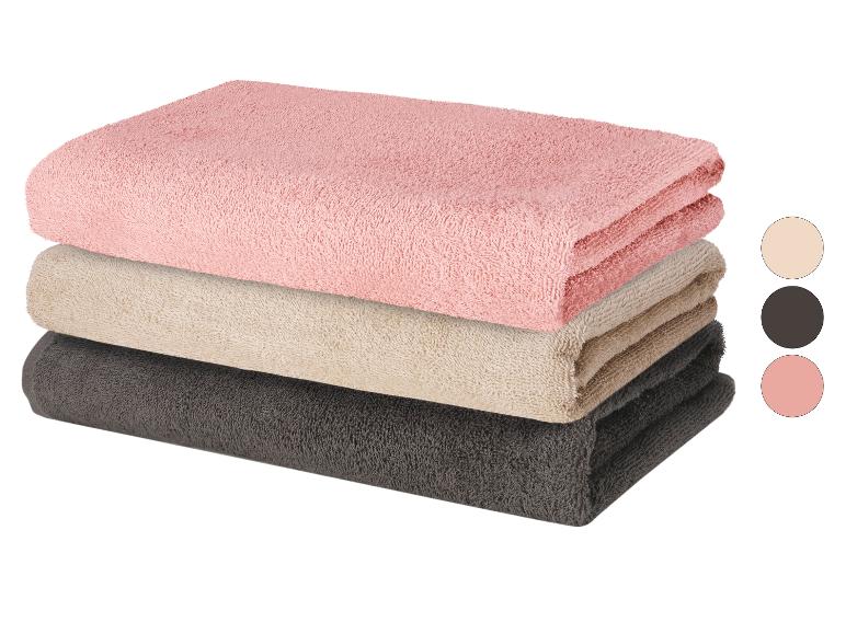 Handtuch-Set in Rosa, Beige und Dunkelgrau.