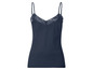 Ein dunkelblaues Tanktop mit Spitzenbesatz am Ausschnitt.