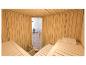 Holzsauna-Interieur mit Bänken und einer Glastür, die zu einem Duschraum führt.
