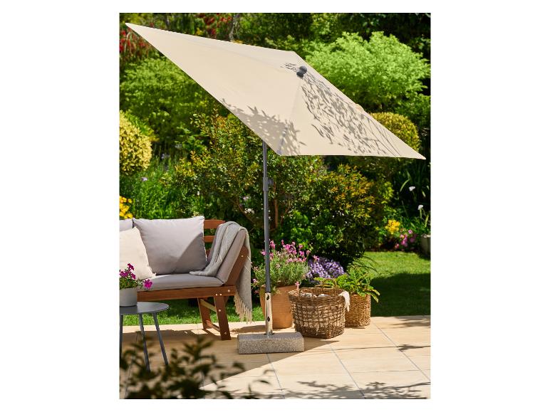 Terrassenschirm spendet Schatten über einer Gartenbank und Topfpflanzen auf einer sonnigen Terrasse.