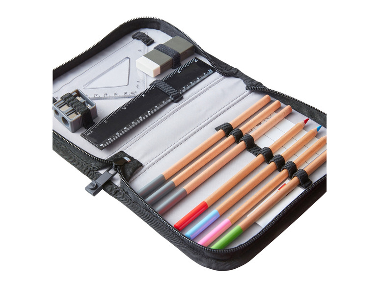 Ein offenes Federmäppchen mit Buntstiften, Lineal, Geodreieck und Radiergummi.