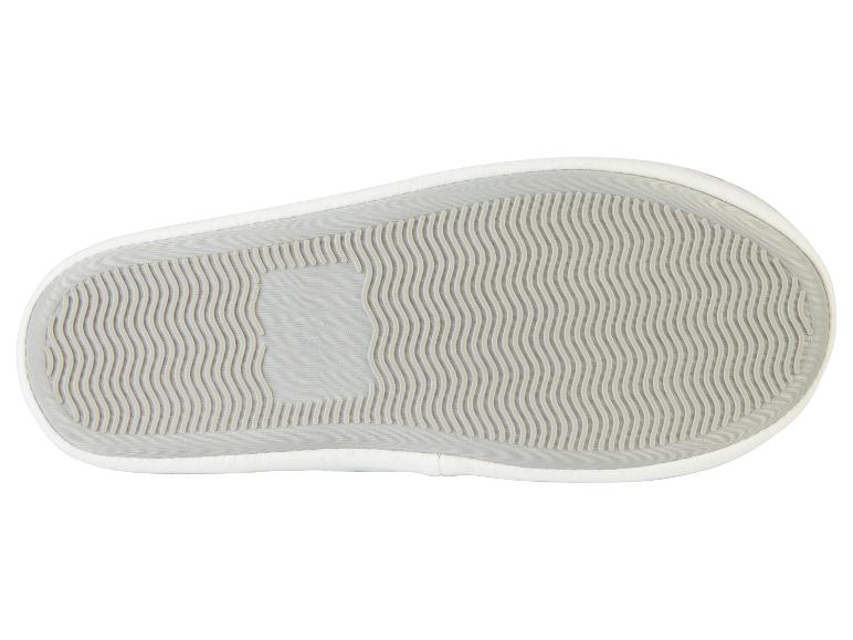 Graue und weiße Schuhsohlen.