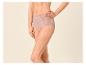 Frau trägt rosa High-Waist-Slips mit Spitzendetails.