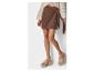 Braunes Wickelrock und beige Plateau-Sandalen.