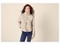 Lächelnde Frau in beiger Fleecejacke und blauen Jeans.