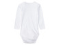 Ein weißer Baby-Body mit langen Ärmeln.