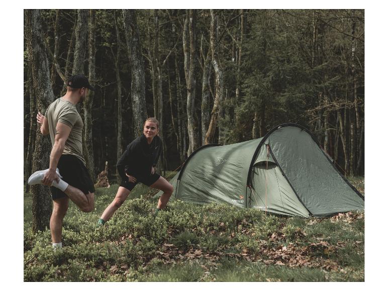 Zwei Personen dehnen sich vor einem Easy Camp Hemsedal 2 Zelt im Wald.