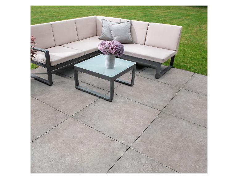 Eck-Gartenlounge-Set mit Couchtisch auf einer Platten-Terrasse.