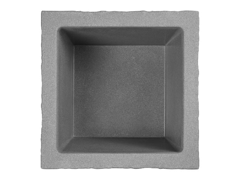 Quadratische Backform aus dunklem Metall mit Antihaftbeschichtung