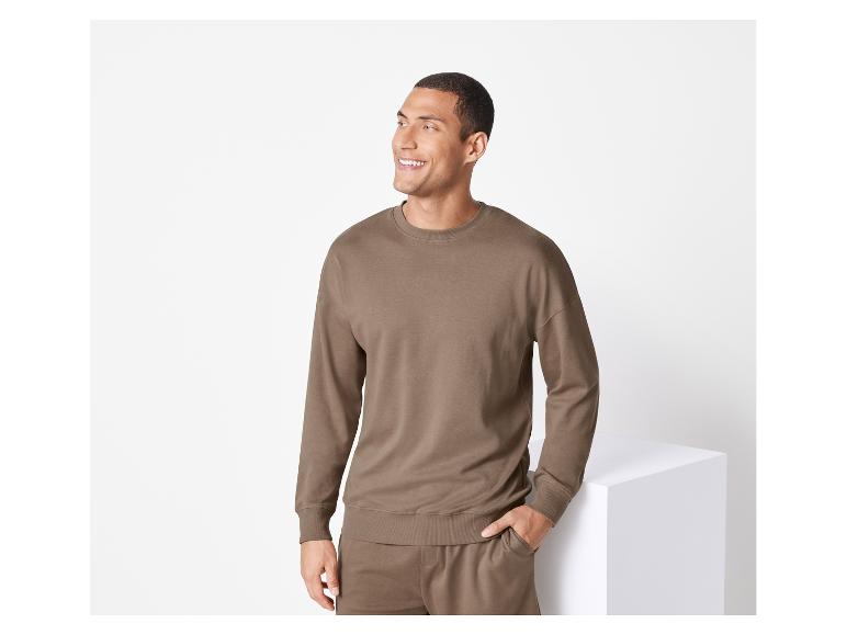 Hellbrauner Herren-Sweater und Jogginghose.