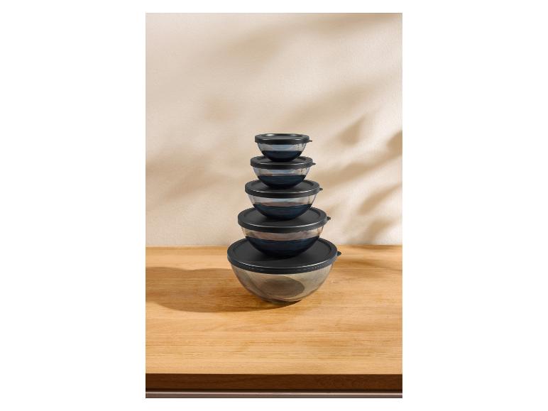 Set aus fünf Glasschalen mit schwarzen Deckeln, übereinander gestapelt.