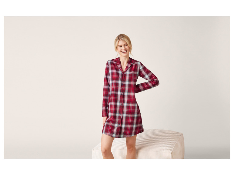 Eine Frau trägt ein rot kariertes Nachthemd.