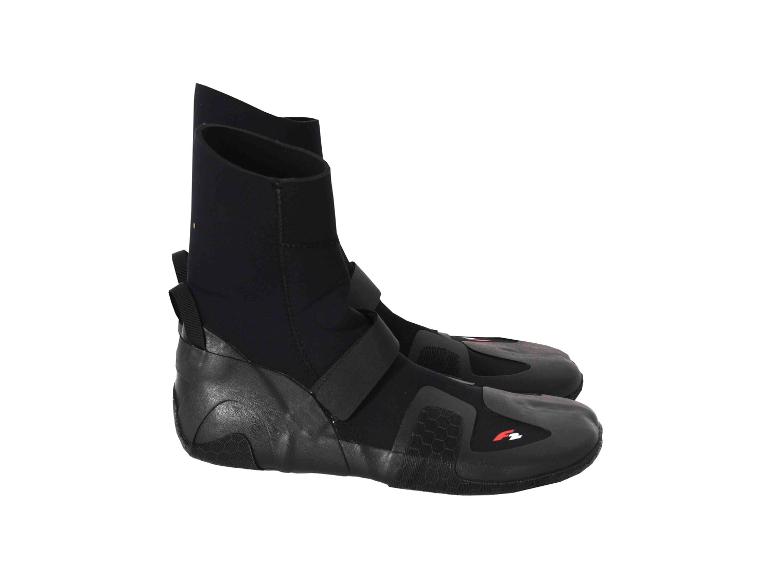 Paar schwarze Neopren-Surfstiefel mit Klettverschlüssen und strukturierten Sohlen.