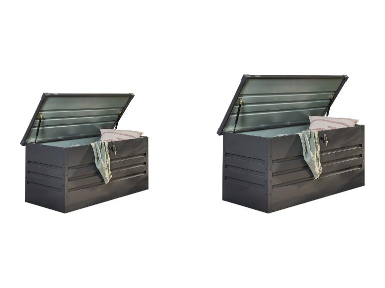 Zwei dunkelgraue Outdoor-Aufbewahrungsboxen mit geöffneten Deckeln, eine kleiner als die andere