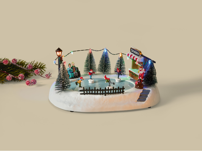 Weihnachtsdekoration mit Eisbahn, Bäumen und Lichtern.